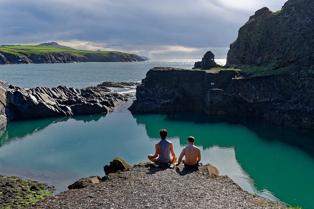 Großbritannien, Wales, Pembrokeshire, Bucht Abereiddy Bay  und die blaue Lagune 'Blue Lagoon', ehemaliges Schieferbergwerk