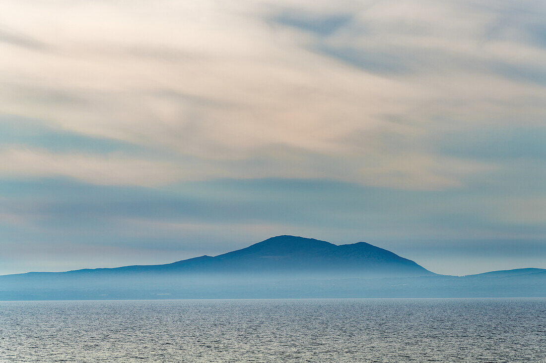 Großbritannien, West Wales, Halbinsel Shell Island, blauer Abendnebel