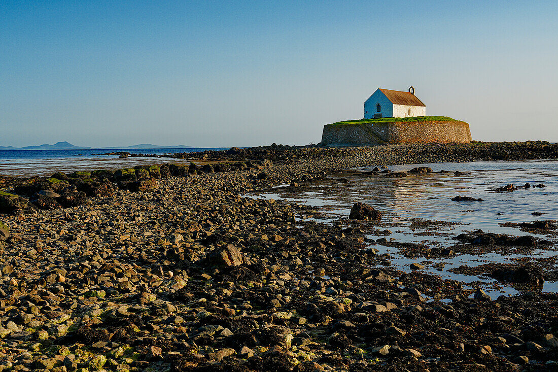 Großbritannien, Nordwest Wales, Insel Anglesey, Eglwys Cwyfan Kirche in Llangadwaladr, auf der kleinen Gezeiteninsel Cribinau