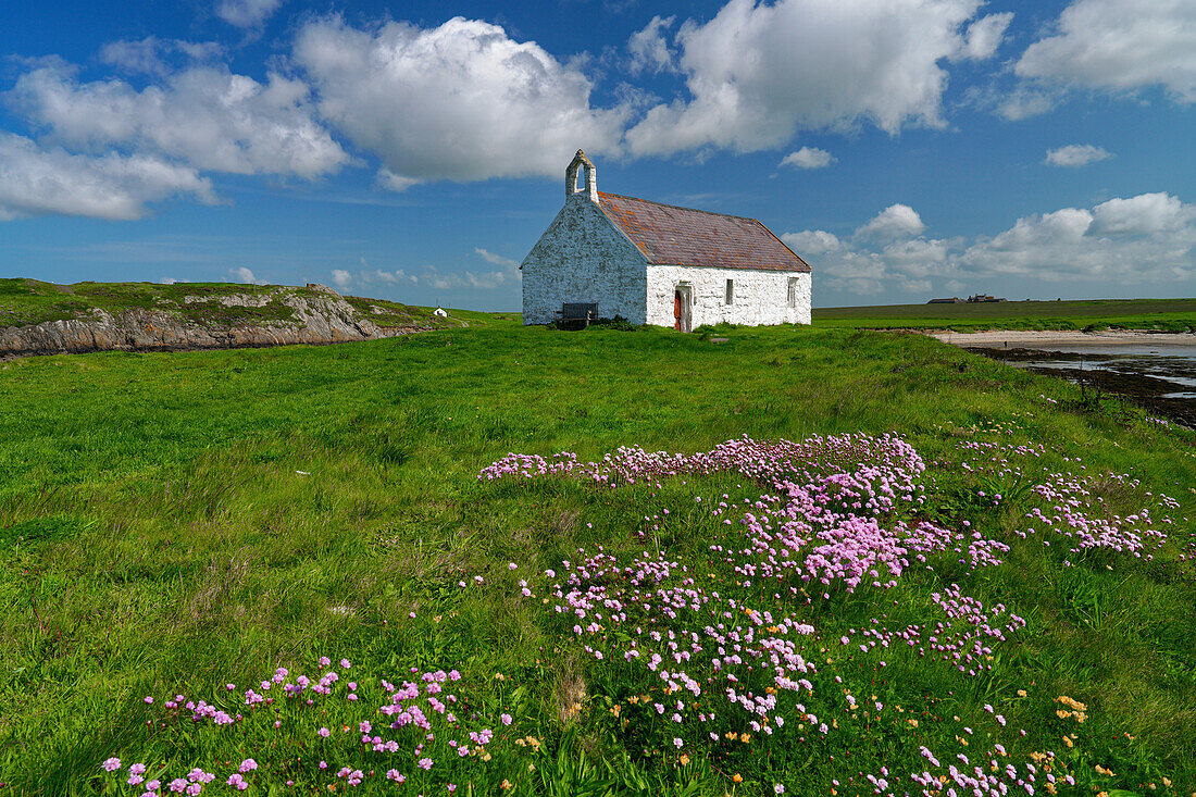 Großbritannien, Nordwest Wales, Insel Anglesey, Eglwys Cwyfan Kirche in Llangadwaladr, auf der kleinen Gezeiteninsel Cribinau