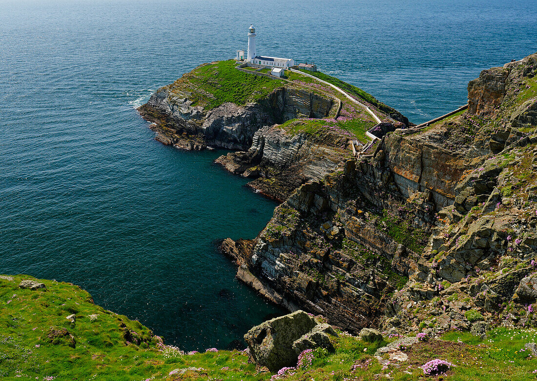 Großbritannien, Nordwest Wales, Insel Anglesey, Blick auf den Leuchtturm 'South Stack Lighthouse' auf der kleinen Felseninsel South Stack