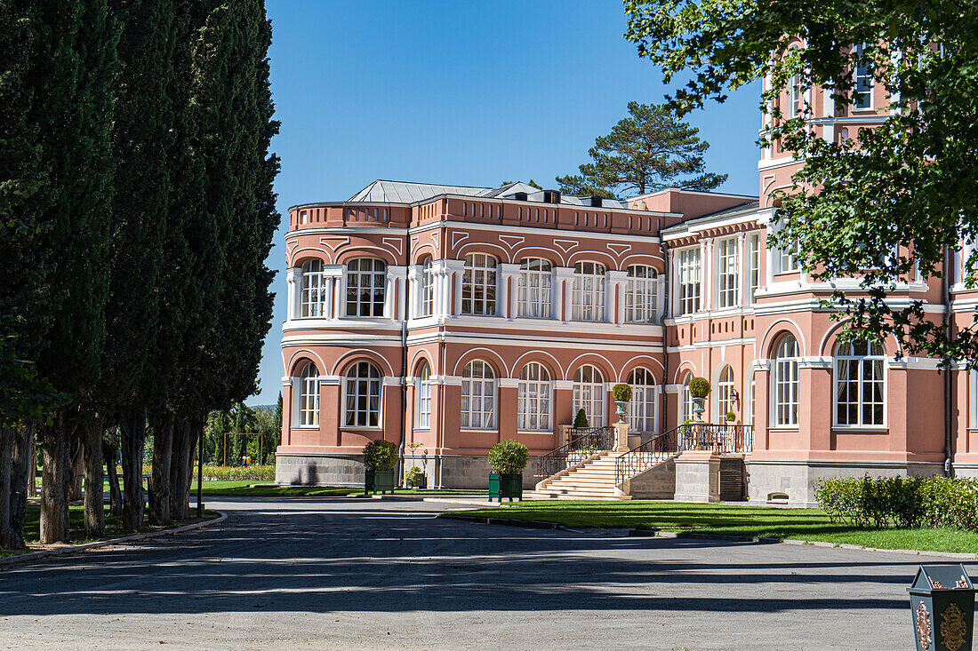 Berühmter Mukhrani-Palast in der Nähe der georgischen Hauptstadt Tiflis im Sommer, Georgien