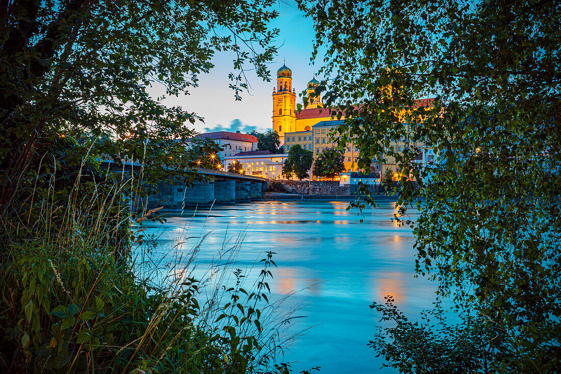 Schiffmühlgasse mit Blick auf Dom St. Stephan in Passau, Bayern, Deutschland