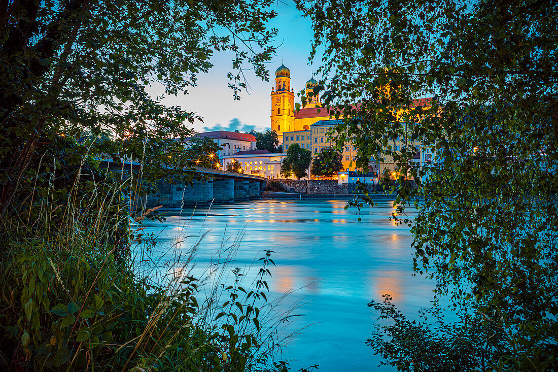 Schiffmühlgasse with a view of St. Stephan Cathedral in Passau, Bavaria, Germany