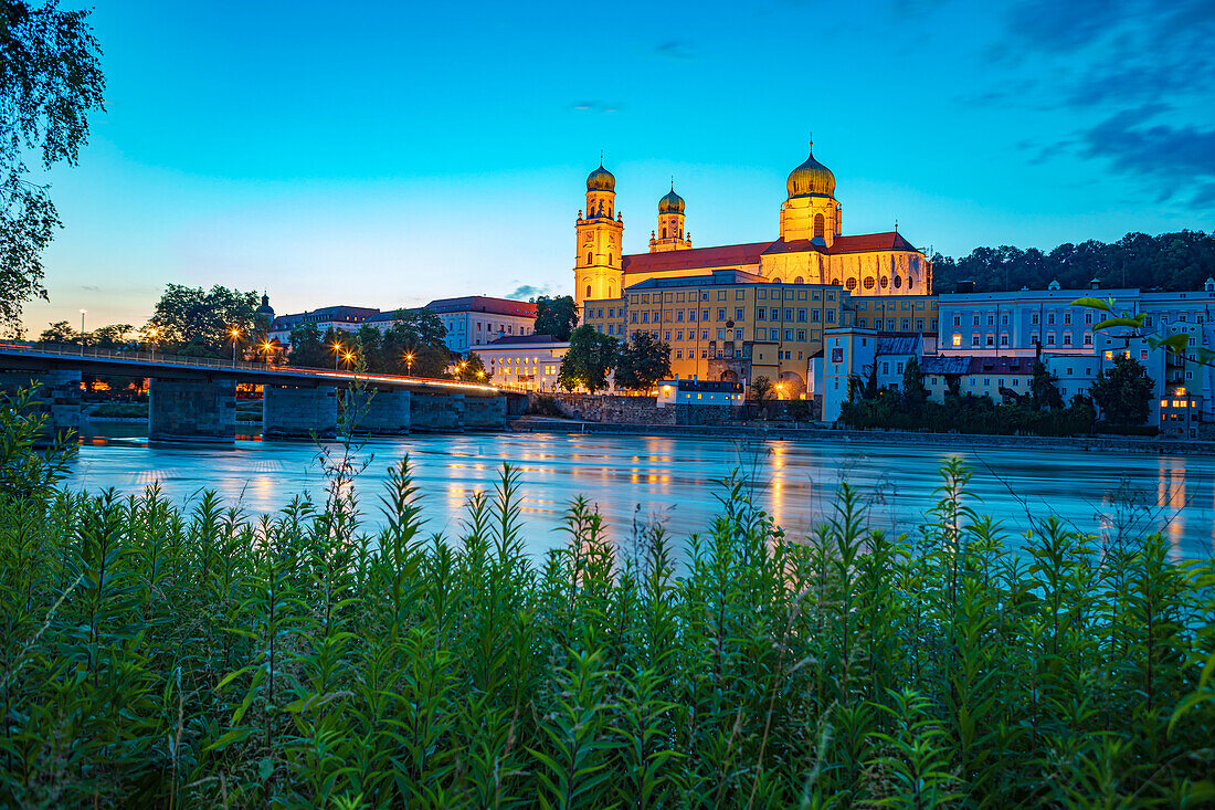Schiffmühlgasse mit Blick auf Dom St. Stephan in Passau, Bayern, Deutschland