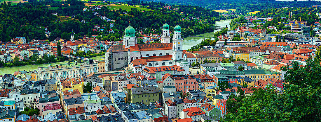 Blick auf Dom St. Stephan und Inn von oben in Passau, Bayern, Deutschland