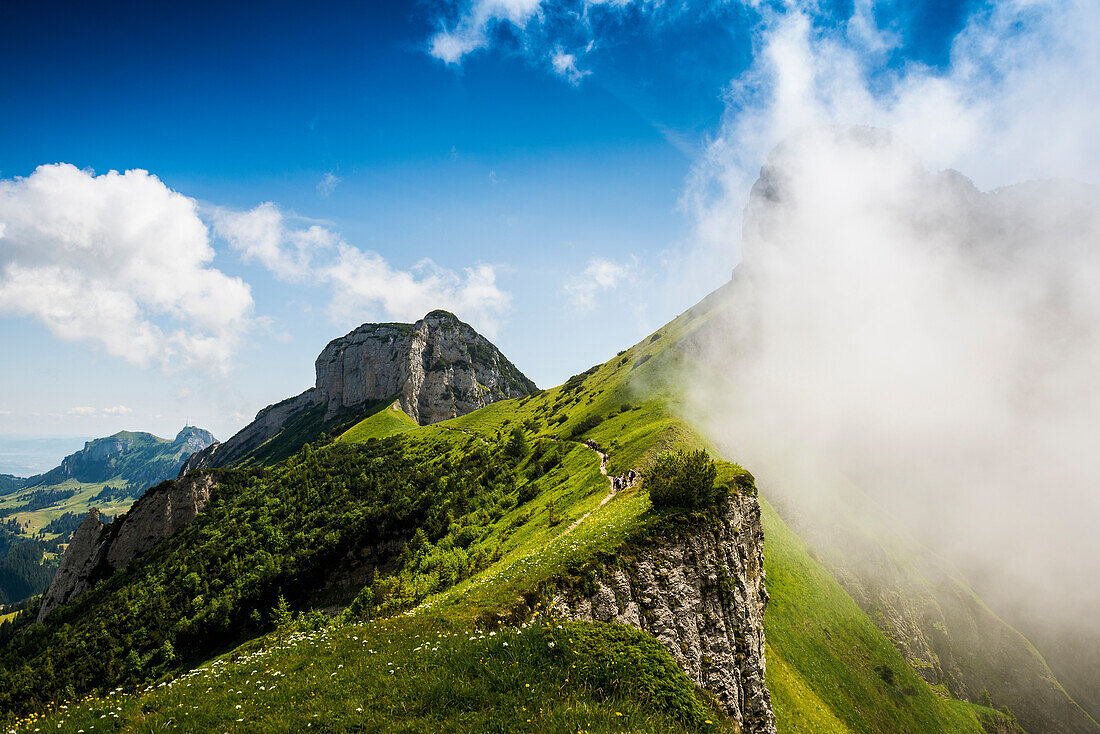 Steile Berge und Wolken, Hoher Kasten, Saxer Lücke, Alpstein, Appenzeller Alpen, Kanton Appenzell Innerrhoden, Schweiz