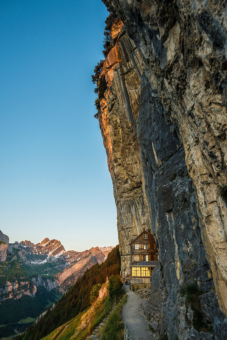 Berggasthaus Aescher-Wildkirchli, Sonnenaufgang, unterhalb der Ebenalp, Weissbad, Alpstein, Kanton Appenzell Innerrhoden, Schweiz