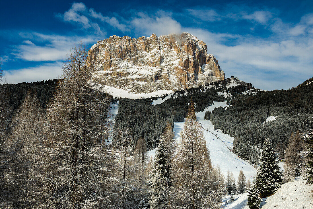 Blick von Wolkenstein auf die Langkofelgruppe mit Skipisten, Sella Pass, Grödnertal, Dolomiten, Südtirol, Italien