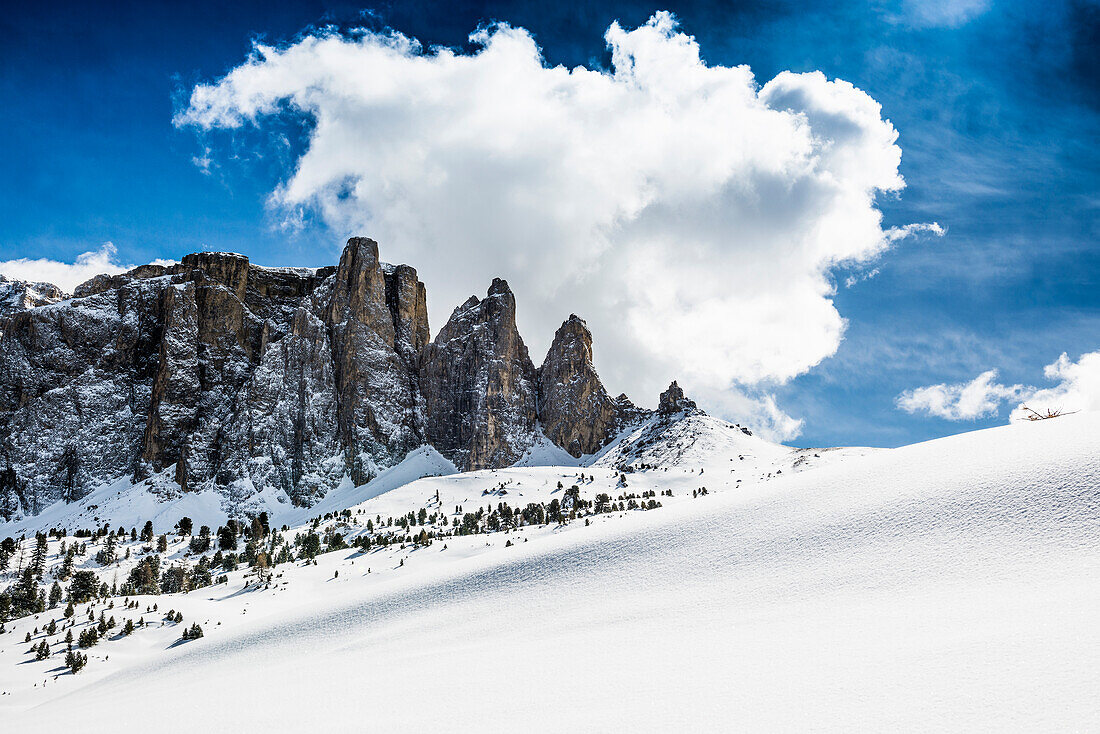 Schneebedeckte Berge, Blick auf Langkofelgruppe, Sella Pass, Grödnertal, Dolomiten, Südtirol, Italien