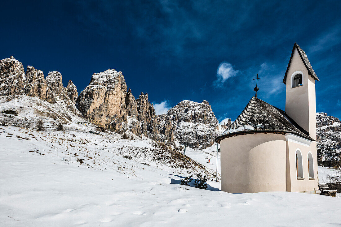 Kapelle Hl. Maurizio vor schneebedeckten Cirspitzen, Grödner Joch, Grödnertal, Dolomiten, Südtirol, Italien