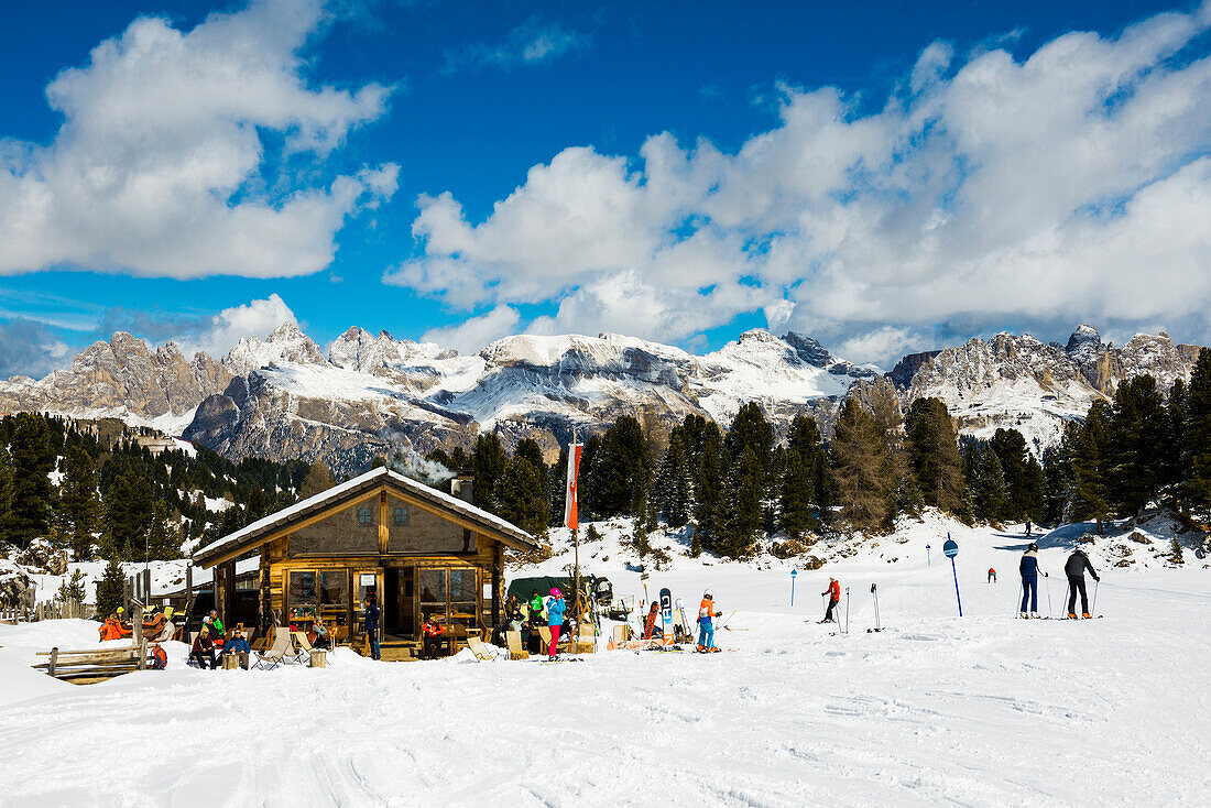 Skifahrer vor Skihütte, Sella Pass, Grödnertal, Dolomiten, Südtirol, Italien