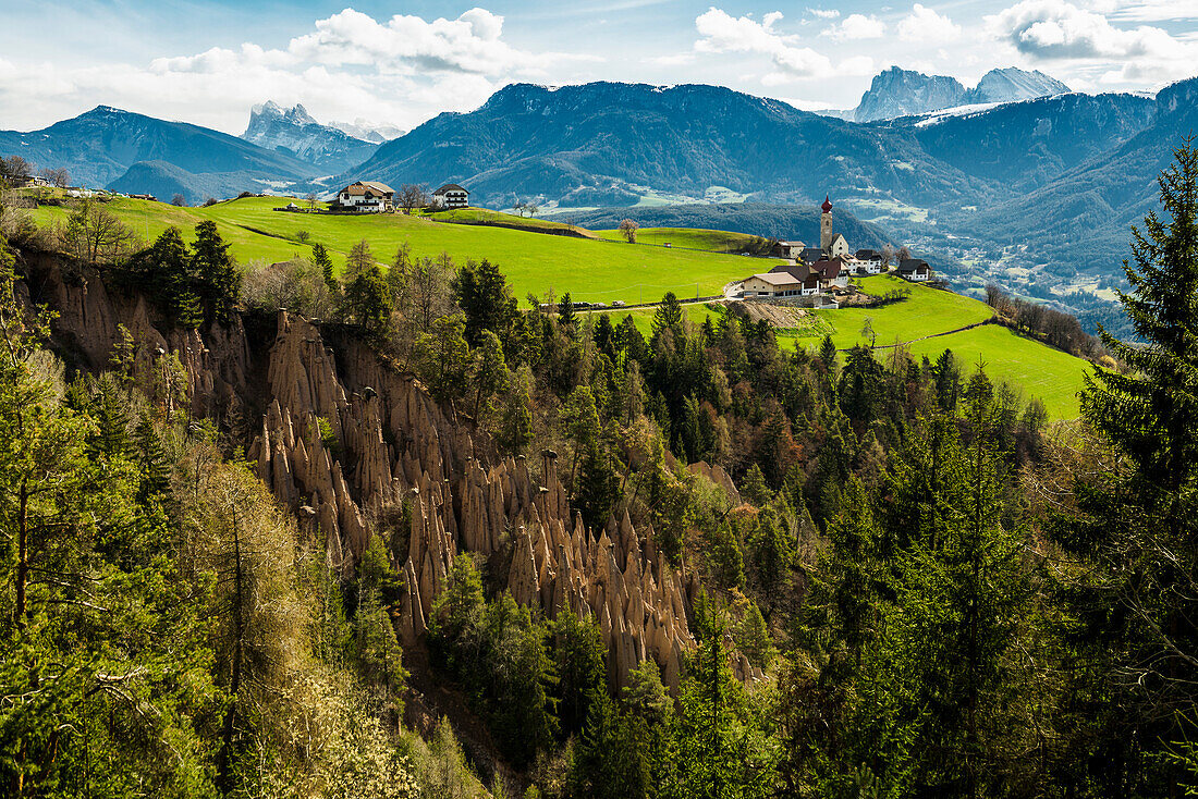 Schneebedeckte Berge und Kirche, St. Nikolauskirche,  Mittelberg am Ritten, bei Bozen, Dolomiten, Südtirol, Italien