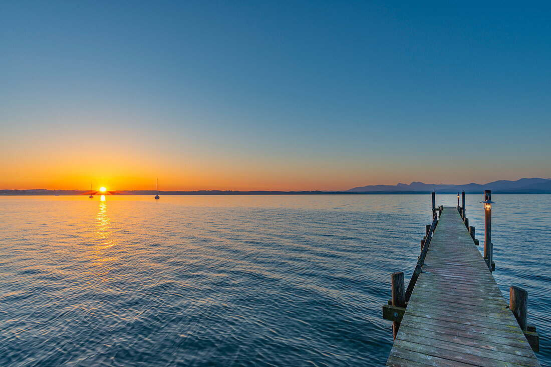 Sunrise, footbridge at Malerwinkel, Chiemsee, Chiemgau, Bavaria, Germany, Europe