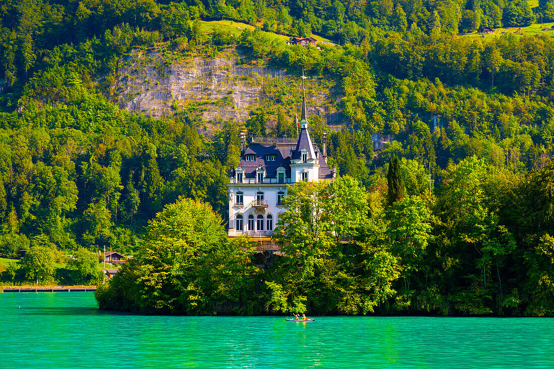 Blick auf Iseltwald-Halbinsel mit Schloss Seeburg, Iseltwald, am Brienzersee, bei Interlaken, Kanton Bern, Schweiz