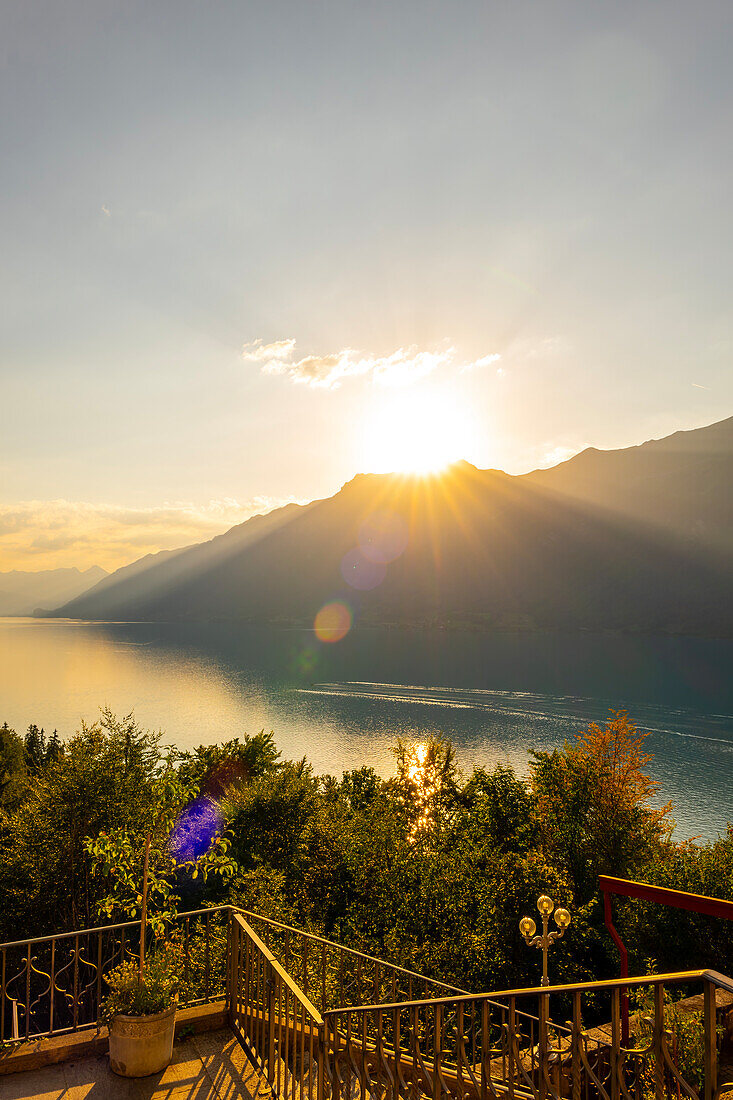 Blick vom Balkon des Grandhotels Giessbach auf Berge und den Brienzersee  im Sonnenuntergang, Brienz, im Kanton Bern, Schweiz