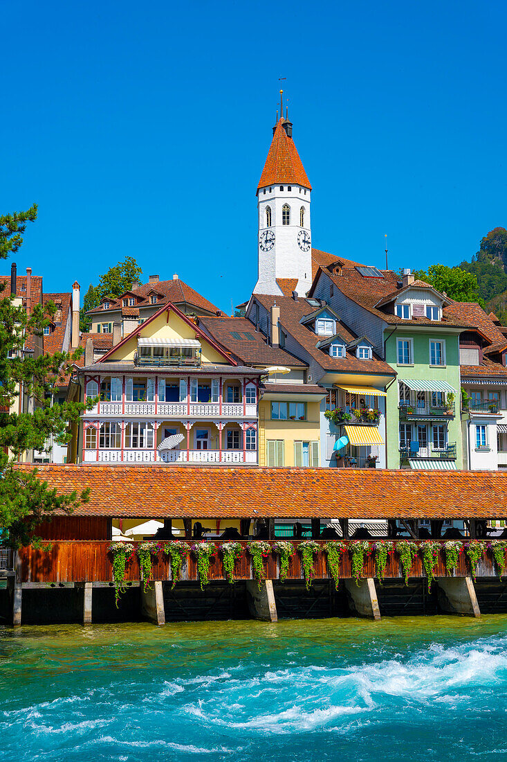 Fluss Aare mit Brücke Untere Schleuse und Kirchturm an einem sonnigen Sommertag, Thun, Berner Oberland, Kanton Bern, Schweiz