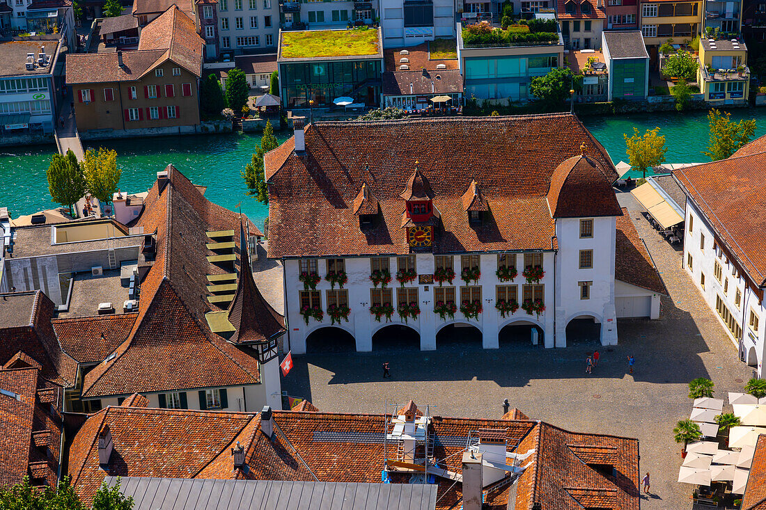 Luftaufnahme der Stadt Thun mit der Aare und dem Rathaus an einem sonnigen Tag im Kanton Bern, Schweiz.