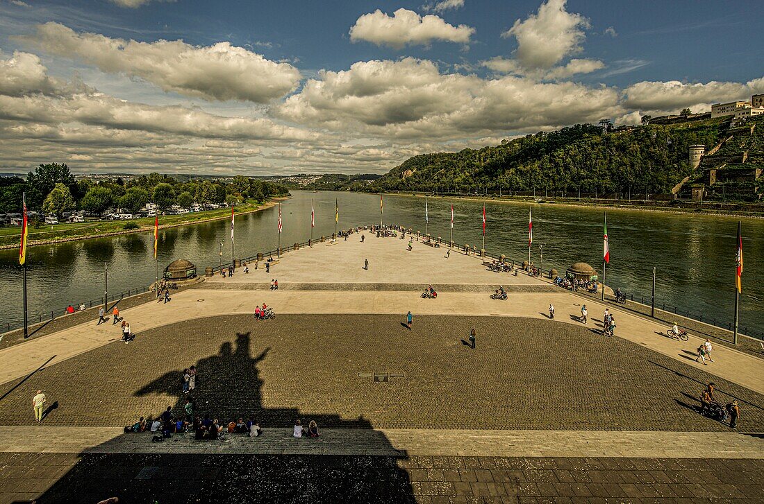 Blick vom Kaiserdenkmal auf die Flussmündung Deutsches Eck von Mosel in den Rhein, Festung Ehrenbreitstein, Koblenz, Oberes Mittelrheintal, Rheinland-Pfalz, Deutschland