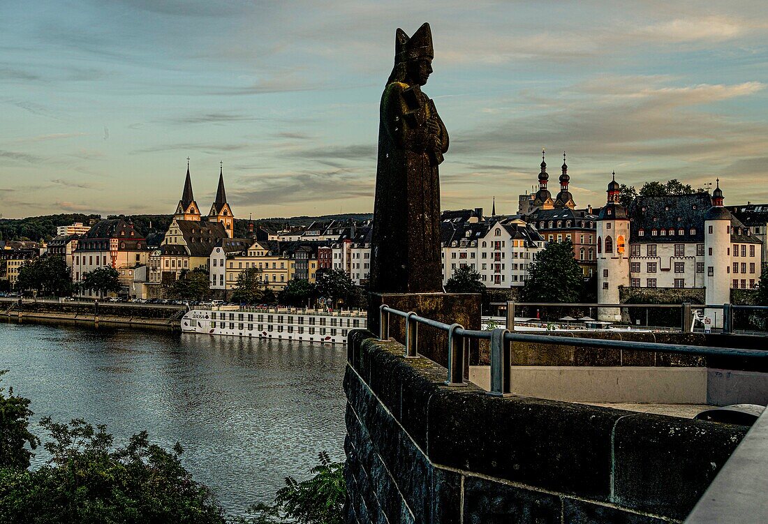 Standbild des Kurfürsten Balduin auf der Balduinbrücke,  Altstadt mit Florinskirche, Liebfrauenkirche und Alte Burg, Oberes Mittelrheintal, Rheinland-Pfalz, Deutschland