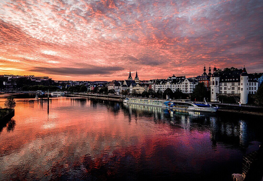 Altstadt mit Panoramaschiff an der Promenade, und Festung Ehrenbreitstein bei Sonnenaufgang, Koblenz, Oberes Mittelrheintal, Rheinland-Pfalz, Deutschland