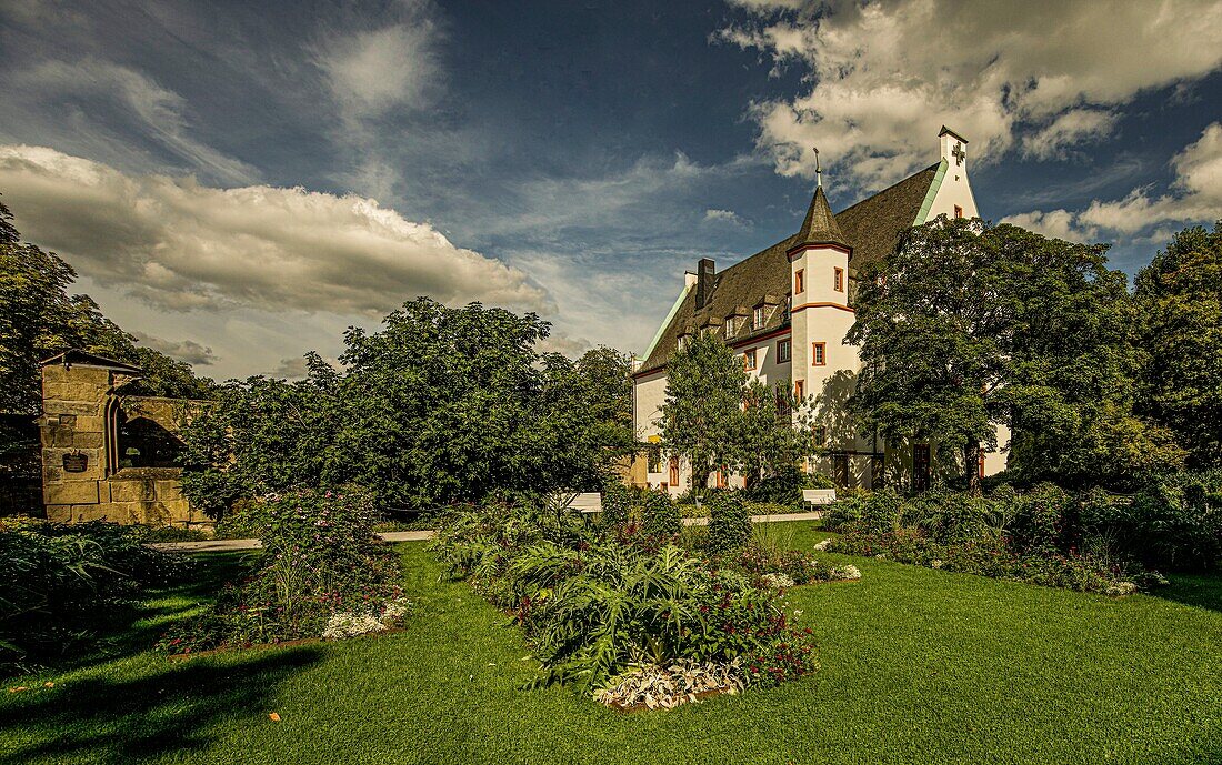 Blumenhof und Deutschherrenhaus, heutiges Museum Ludwig, links die Ruine der spätgotischen Kapelle des Deutschen Ordens, Koblenz, Oberes Mittelrheintal, Rheinland-Pfalz  Deutschland