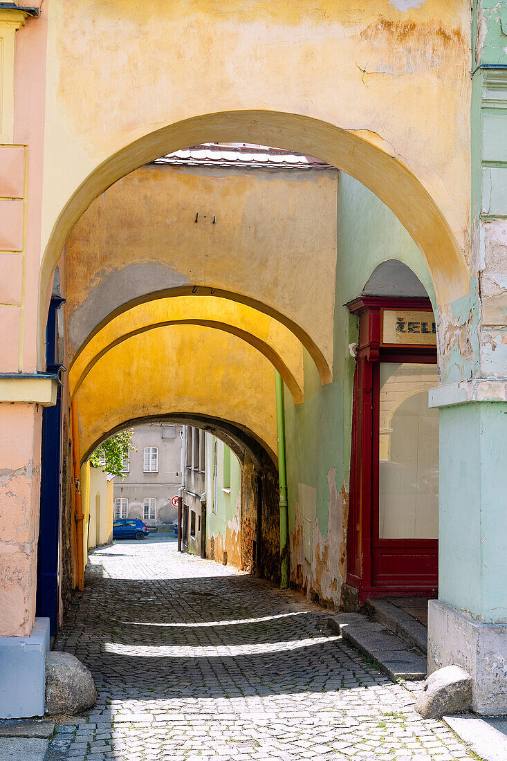 Durchgang mit Schwibbögen vom Platz des Friedens Náměstí Míru in Domažlice in Westböhmen in Tschechien