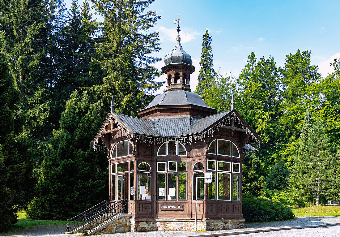 Trinkhalle im Kurort Karlova Studánka im Altvatergebirge in Mährisch-Schlesien in Tschechien