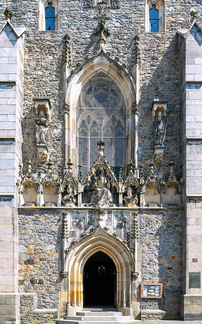 Hauptfassade und Skulpturenschmuck der gotischen Stadtpfarrkirche Mariä Geburt in Klatovy in Westböhmen in Tschechien