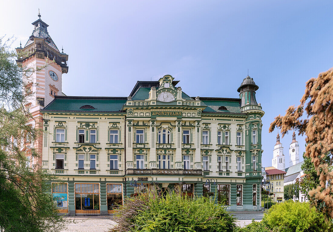 Hlavní náměstí mit Prachtbauten des Alten Rathauses und der Česká spořitelna in Krnov in Mährisch-Schlesien in Tschechien