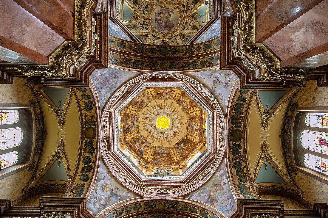 Innenraum der Kirche Svatého Michala mit Blick in die Kuppel in Olomouc in Mähren in Tschechien