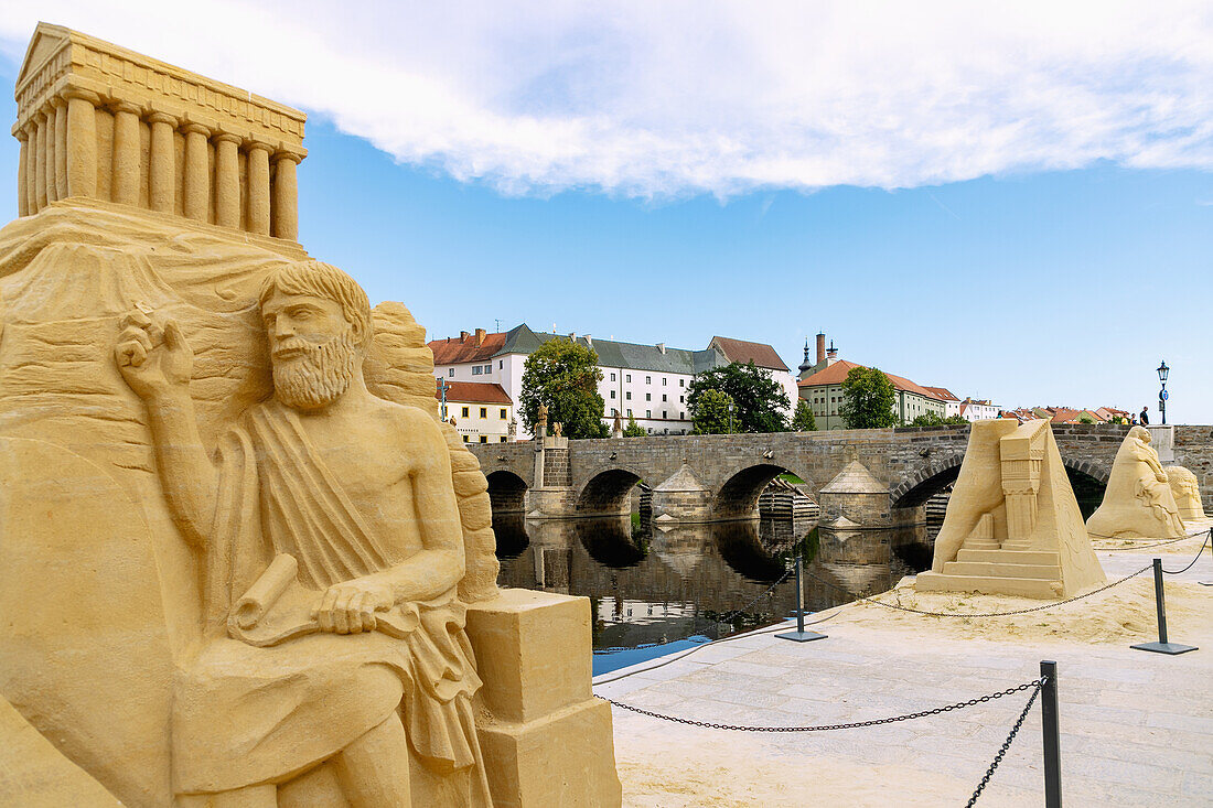Sandskulpturen am Ufer und Steinbrücke Kamenný Most über den Fluss Otava in Písek in Südböhmen in Tschechien