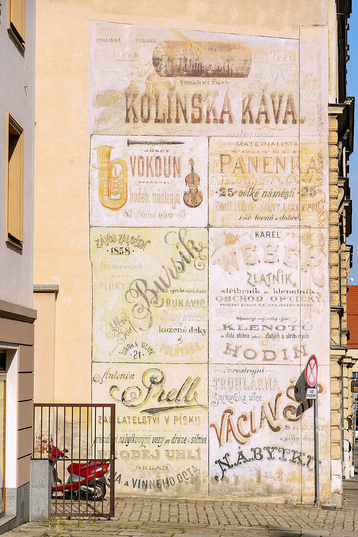 Hauswand mit historischer Reklame in der Ulica Chelčického in Písek in Südböhmen in Tschechien