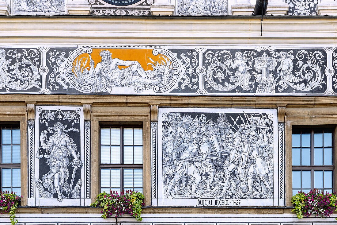 Sgrafitto-Malerei mit Kampfszene aus der Schlacht von Mies 1427 im Kampf gegen die Hussiten, mit Neptun und Justitia, am Rathaus von Stříbro in Westböhmen in Tschechien