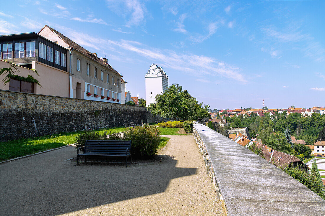 Aussichtspunkt Große Bastei mit Blick auf Wasserturm Vodárenská věž in Tábor Südböhmen in Tschechien