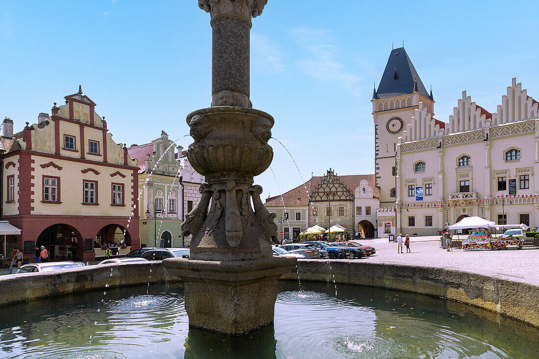 Žižkovo Náměstí mit Rathaus und Marktbrunnen in Tábor in Südböhmen in Tschechien