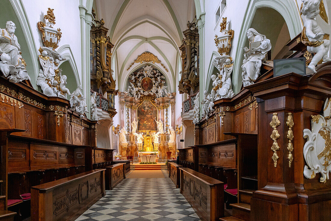 Chorgestühl und Hauptaltar der Konventskirche Mariä Himmelfahrt in Žďár nad Sázavou in der Böhmisch-Mährischen Höhe in Tschechien