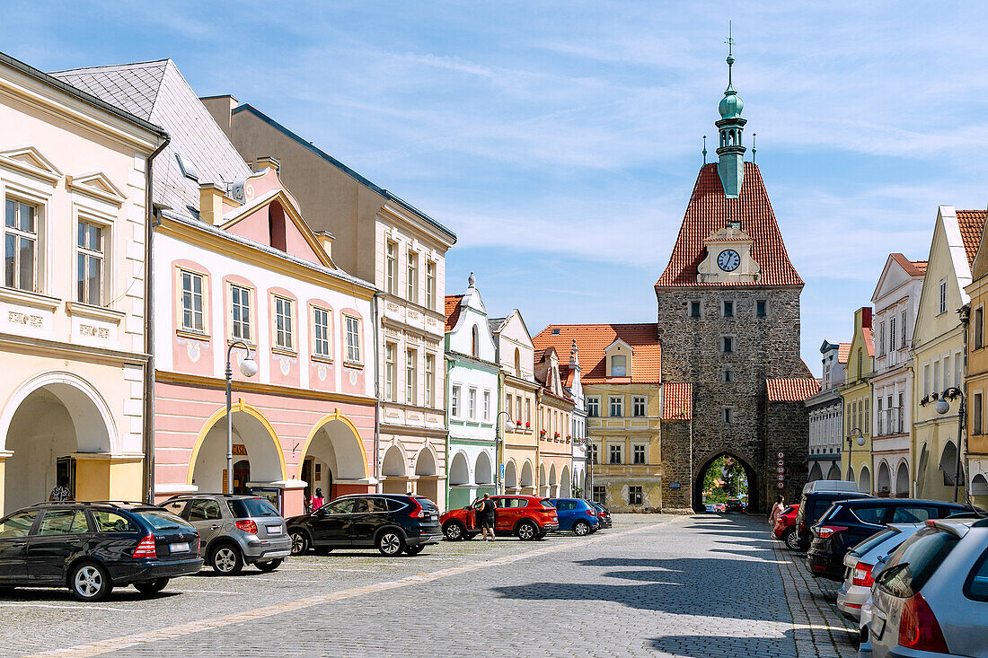 Platz des Friedens Náměstí Míru mit Unterem Tor in Domažlice in Westböhmen in Tschechien