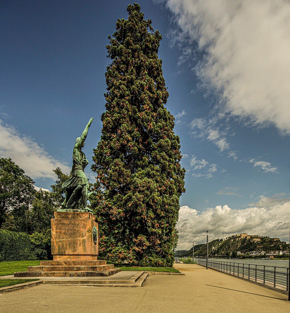 Görres-Denkmal an der Rhein-Promenade, Blick über den Rhein zur Festung Ehrenbreitstein, Koblenz, Oberes Mittelrheintal, Rheinland-Pfalz, Deutschland
