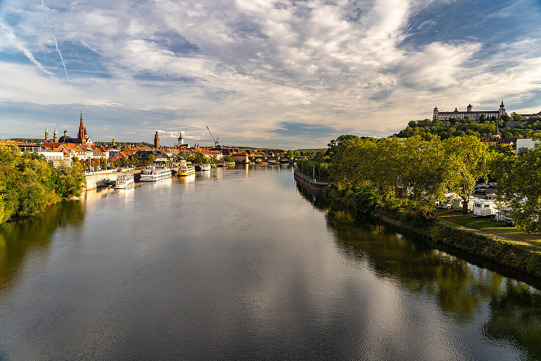 Der Main, Festung Marienberg und die Altstadt von Würzburg, Bayern, Deutschland