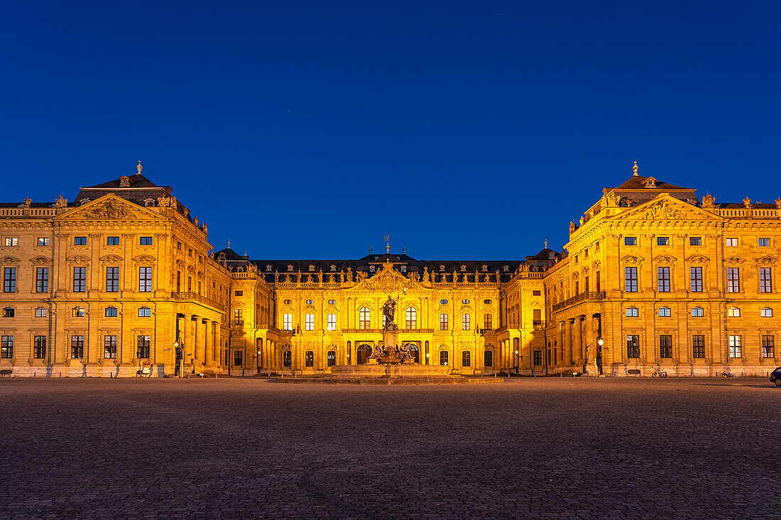 Die Würzburger Residenz in der Abenddämmerung, Würzburg, Bayern, Deutschland 