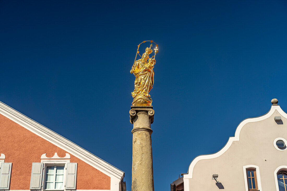 Marian column on Ludwigsplatz in the old town of Kelheim, Lower Bavaria, Bavaria, Germany