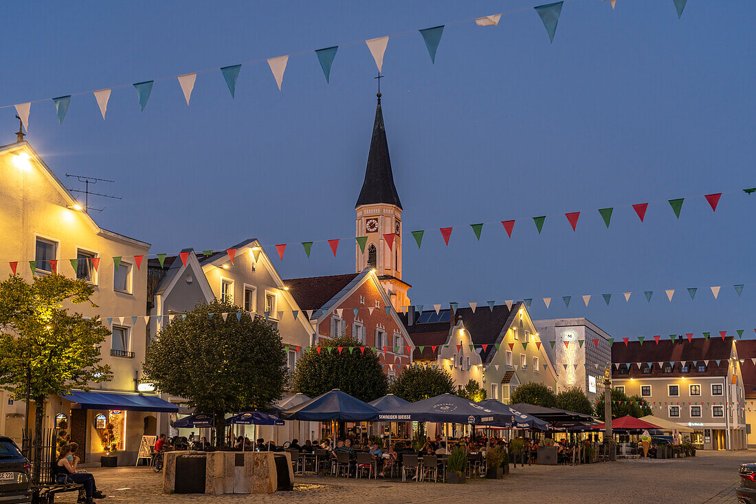 Ludwigsplatz with restaurants and parish church of the Assumption of Mary in the old town of Kelheim at dusk, Lower Bavaria, Bavaria, Germany