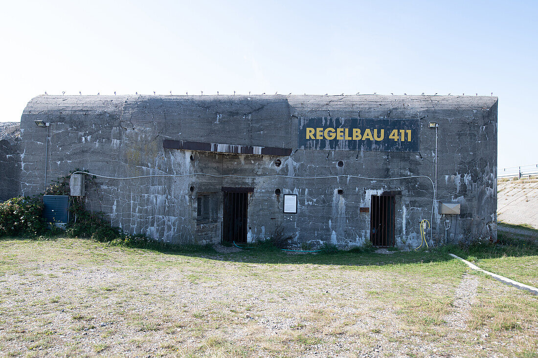 Deutscher Bunker aus dem 2 .Weltkrieg an der Oddesundrücke über den Limfjord dient heute Kunstausstellungen, Jütland, Dänemark