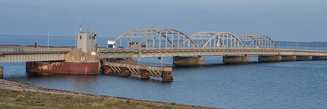 Die Oddesund-Brücke am Limfjord verbindet mit Straße und Eisenbahn Nordjütland mit der Halbinsel Thyhol, Jütland, Dänemark