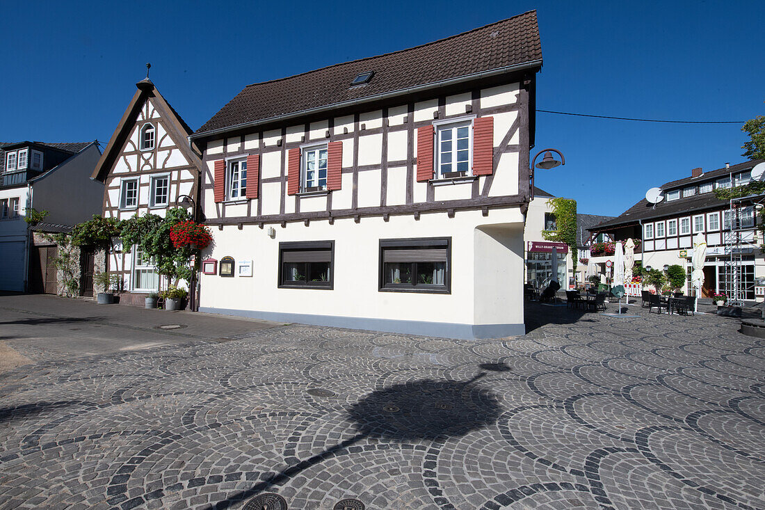 Unkel, Fachwerkhäuser am historischen Marktplatz, Rheinland-Pfalz, Deutschland