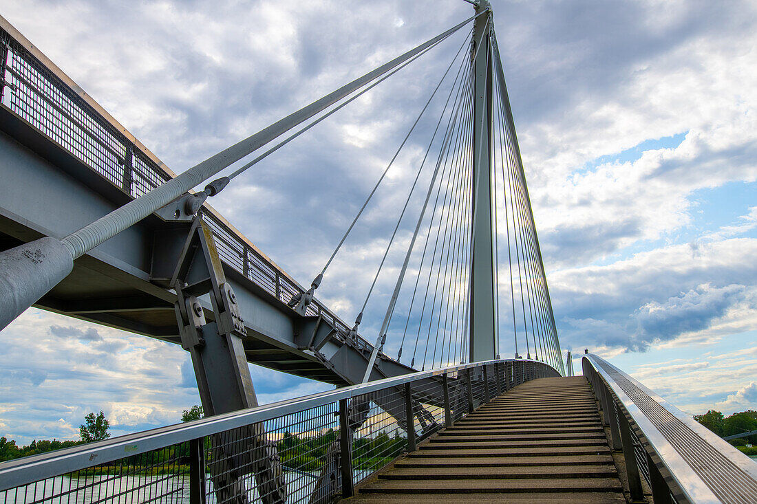 Grenzüberschreitende Fußgängerbrücke über den Rhein zwischen Deutschland und Frankreich, Kehl, Baden-Württemberg, Deutschland