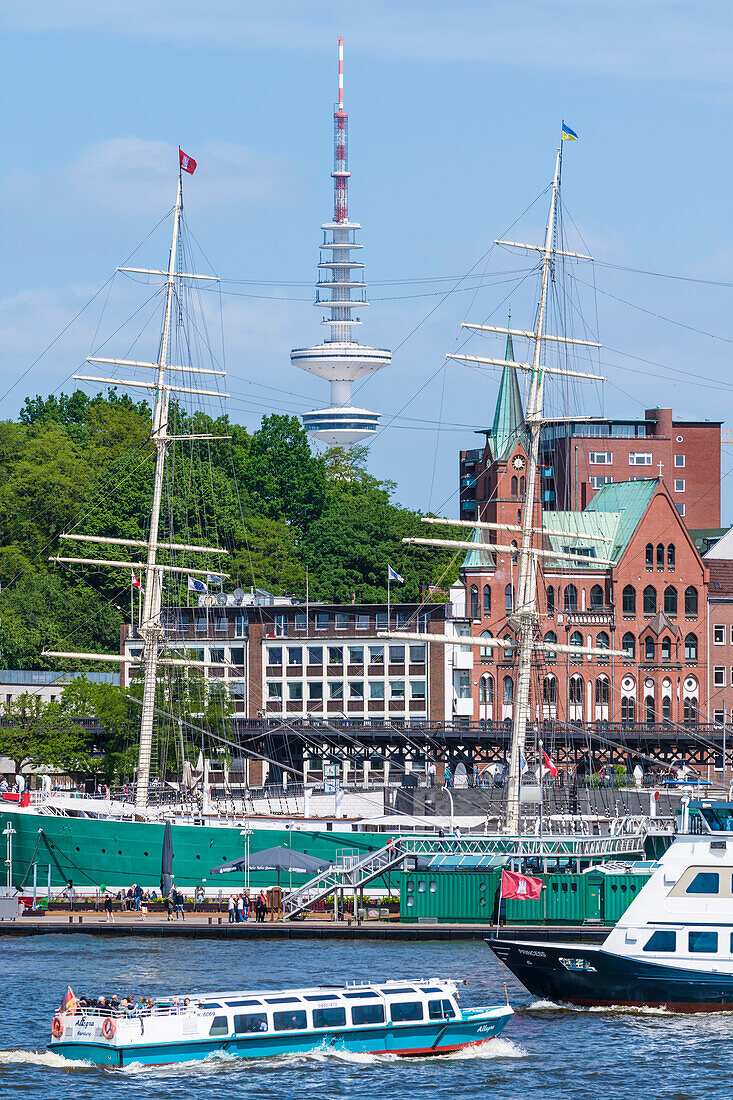 Blick durch die Masten vom Segelschiff Rickmer Rickmers auf den Fernsehturm, Landungsbrücken, Hamburg-Mitte, Hamburg, Deutschland