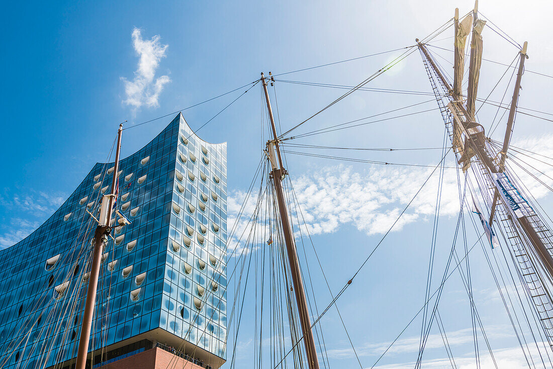 Blick durch die Takelage von einem Segelschiff, Elbphilharmonie, Konzerthaus, Hafencity, Hamburg, Deutschland
