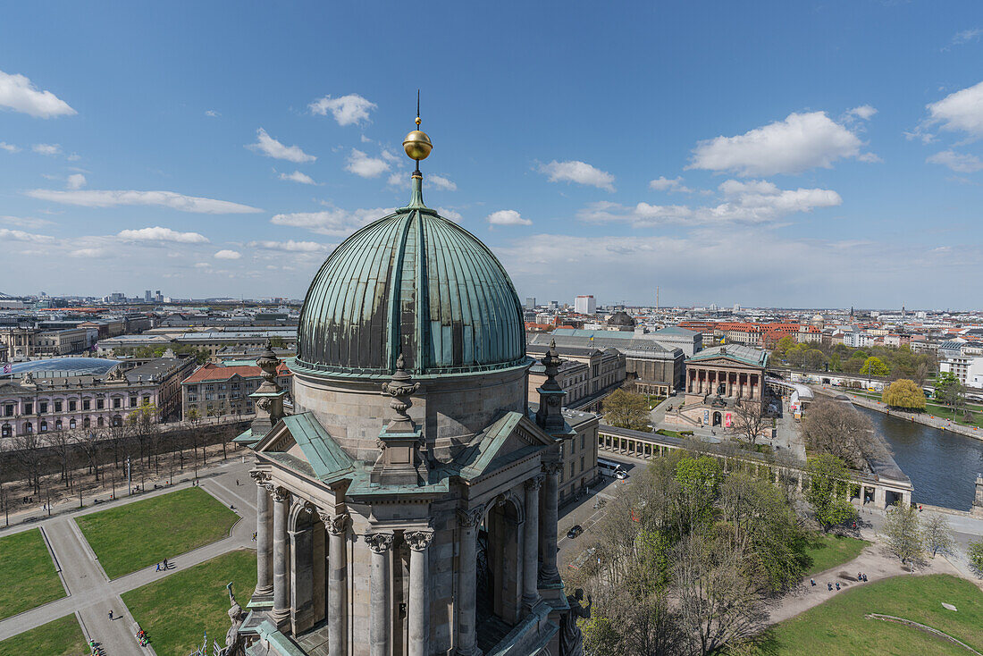 Blick über Berlin vom Dach des Doms in Berlin, Deutschland.